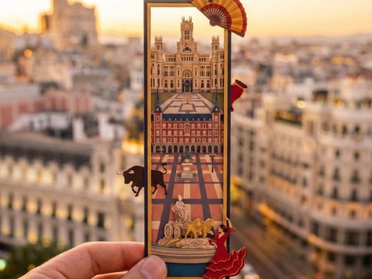 一只手拿着一个细长的竖式镂空书签